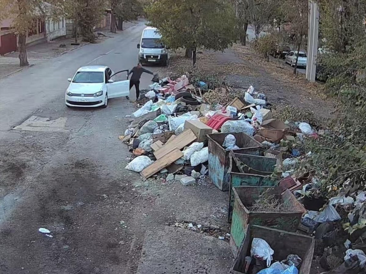 Расклейка объявлений в неположенном месте